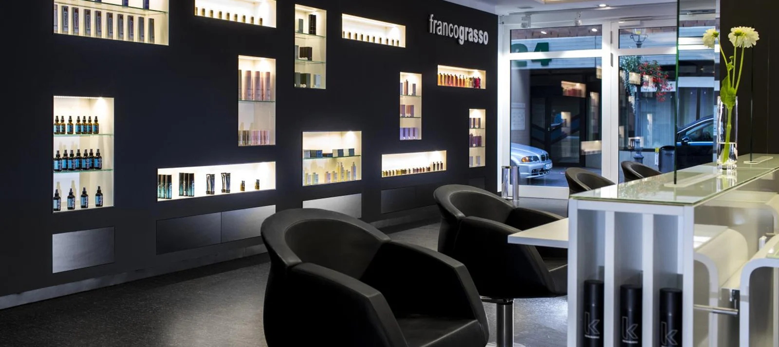 Produktwand und Empfangsbereich im Franco Grasso Haarsalon Koblenz