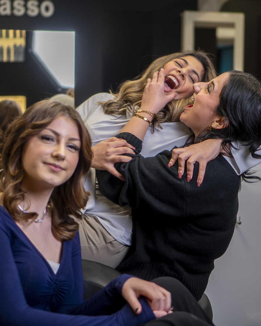 Lachende Azubi-Ladies im Franco Grasso Haarsalon Koblenz
